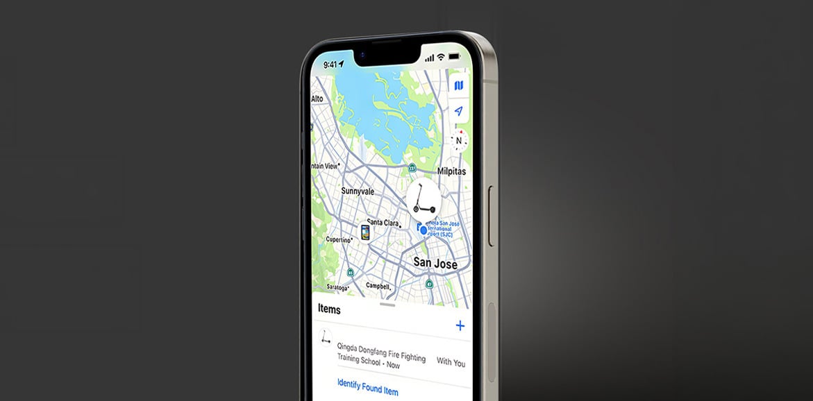 Ekran smartfona z mapą San Jose i ikoną hulajnogi oraz tekstem Items, Identify Found Item na białym panelu